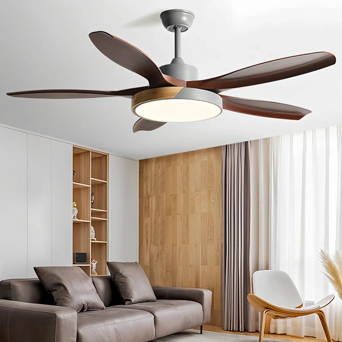 Deckenventilator mit Beleuchtung im skandinavischen Wohnzimmer-Stil