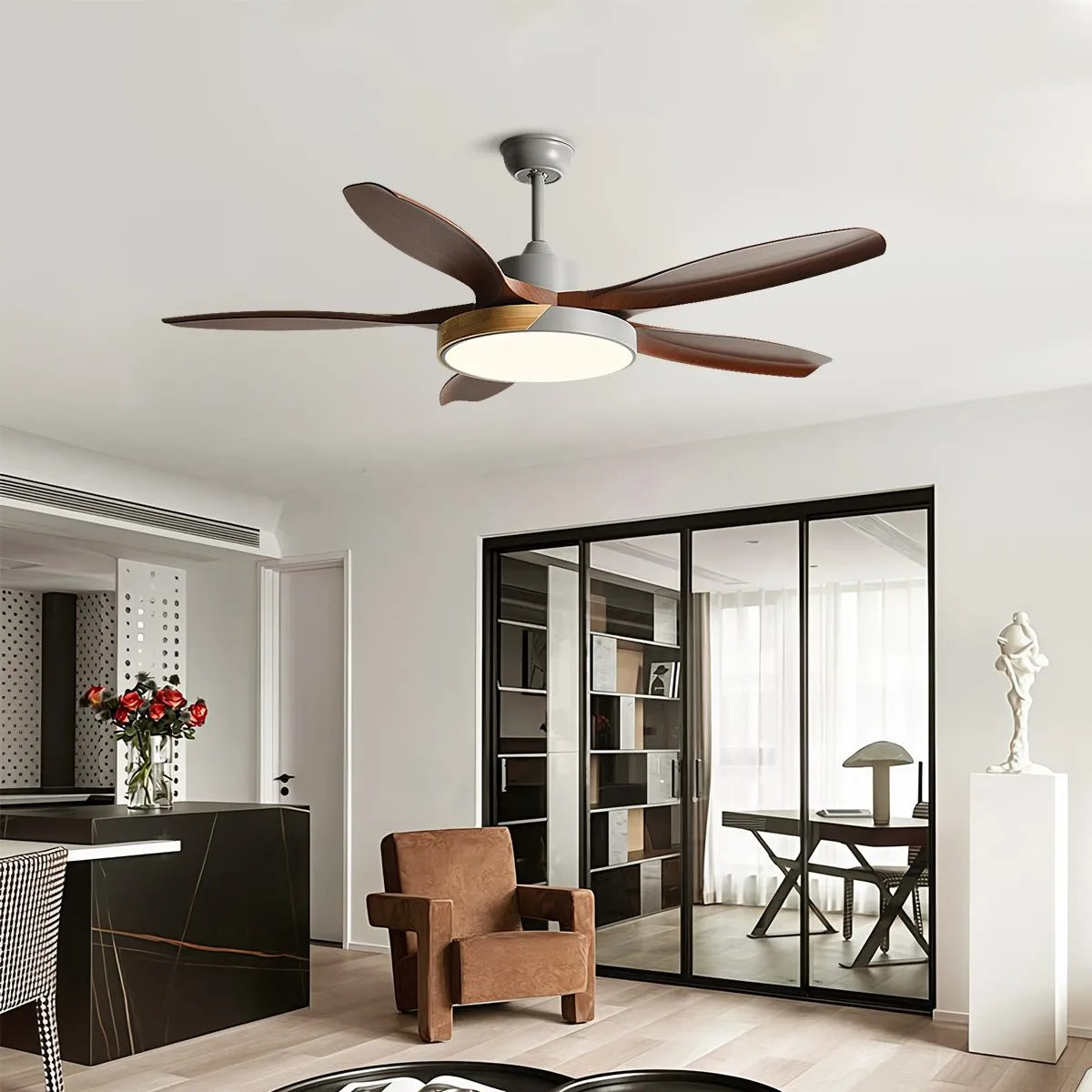 Deckenventilator mit Beleuchtung im skandinavischen Wohnzimmer-Stil