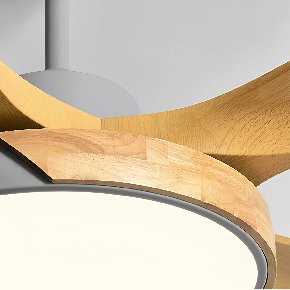 Deckenventilator mit Beleuchtung im skandinavischen Wohnzimmer-Stil