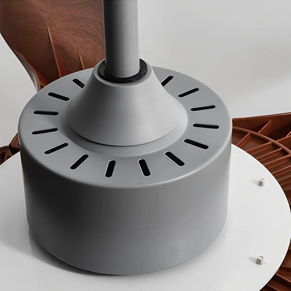 Deckenventilator mit Beleuchtung im skandinavischen Wohnzimmer-Stil