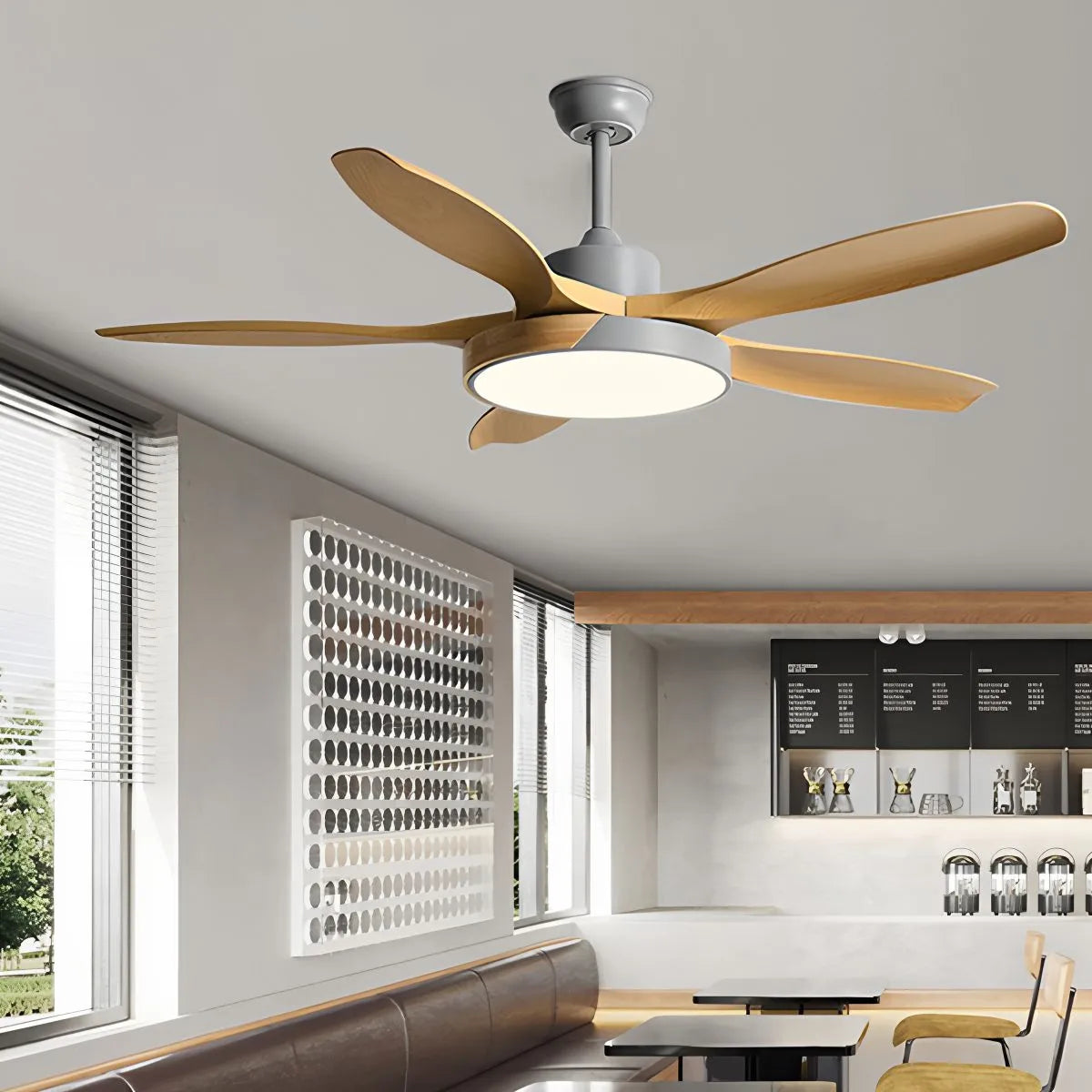 Deckenventilator mit Beleuchtung im skandinavischen Wohnzimmer-Stil