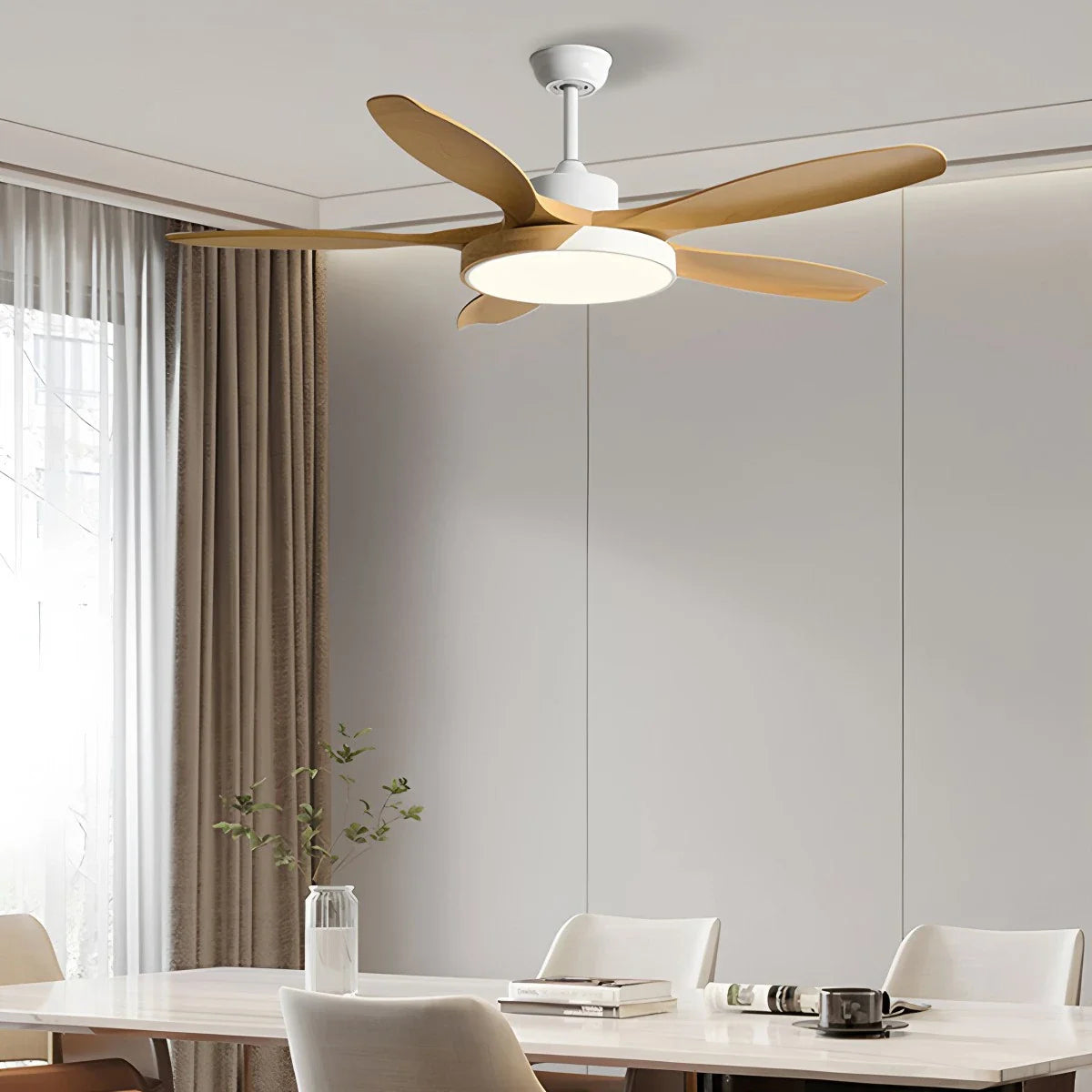 Deckenventilator mit Beleuchtung im skandinavischen Wohnzimmer-Stil