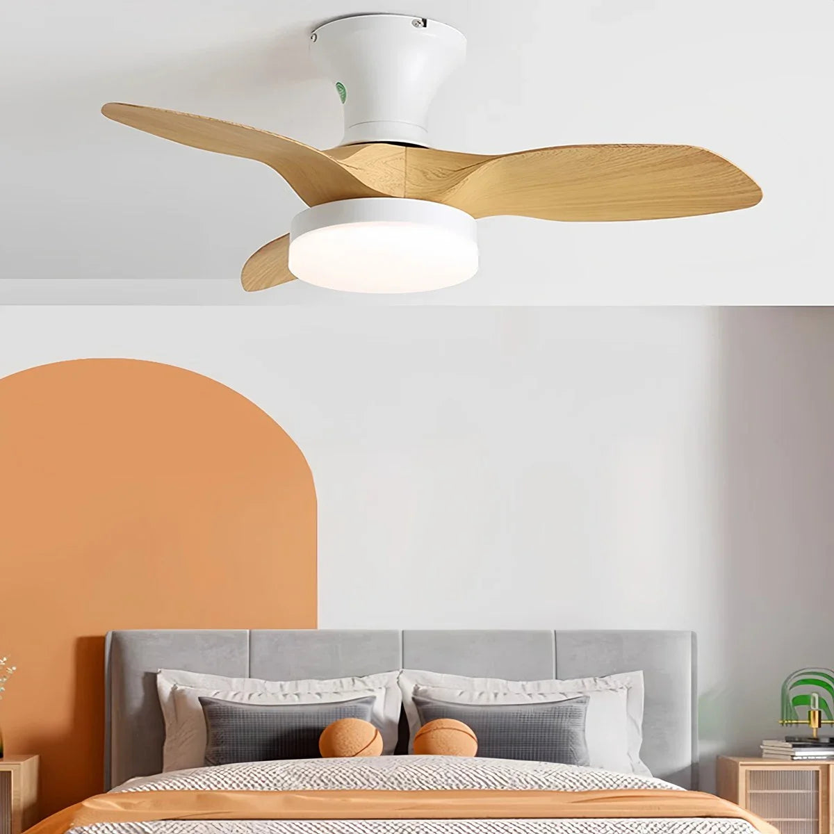 Kleiner Deckenventilator mit Licht und Propeller