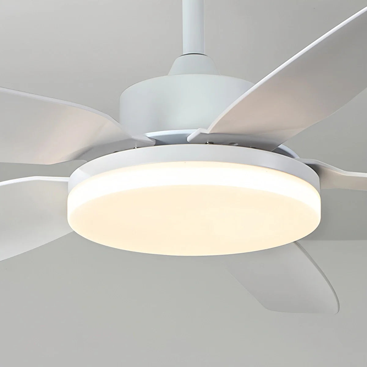 Weiße Deckenventilatorlampe mit Fernbedienung