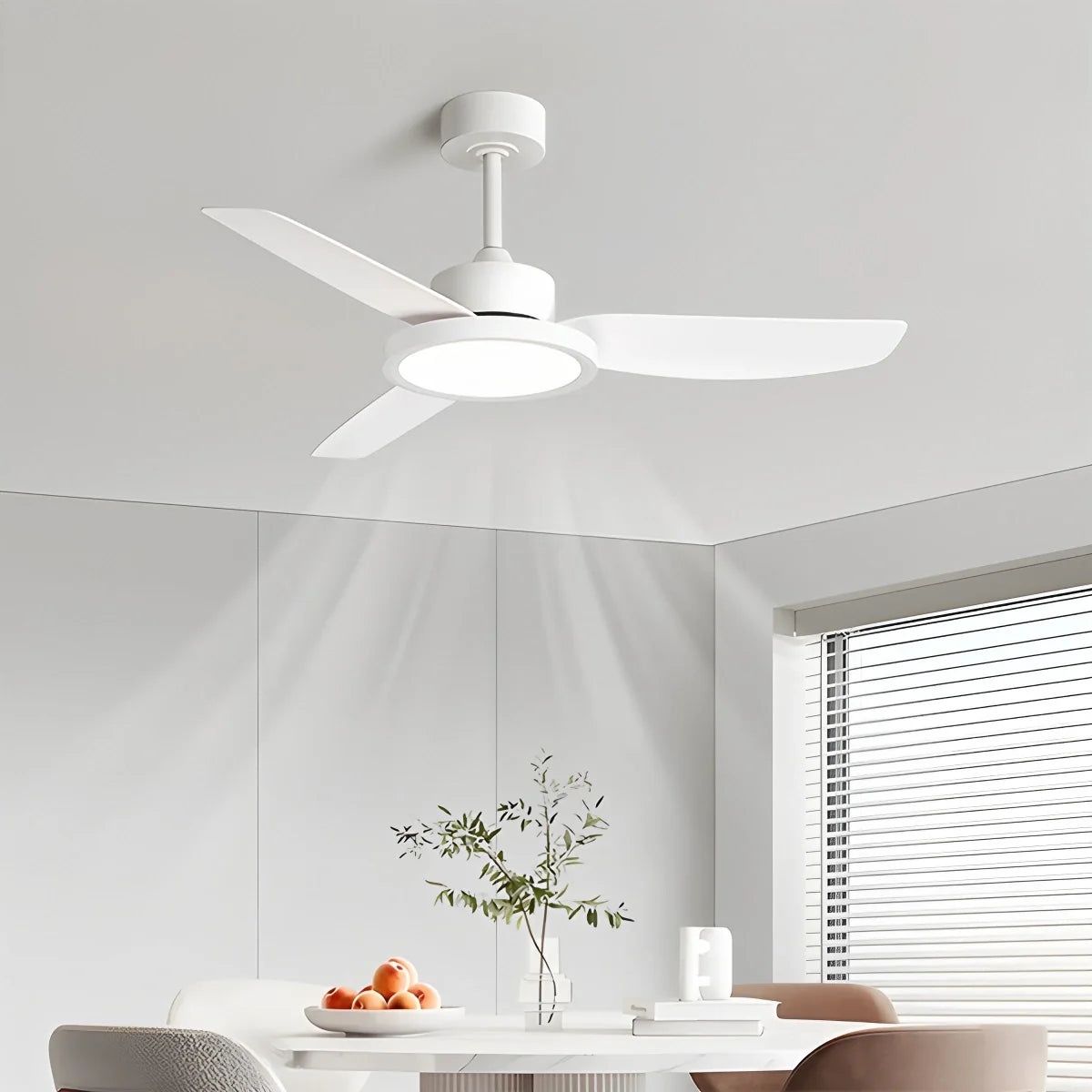 Moderne weiße Deckenventilatoren mit Beleuchtung und Fernbedienung
