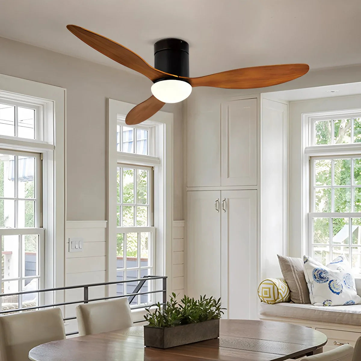 Moderner Deckenventilator mit 3 Flügeln und Beleuchtung