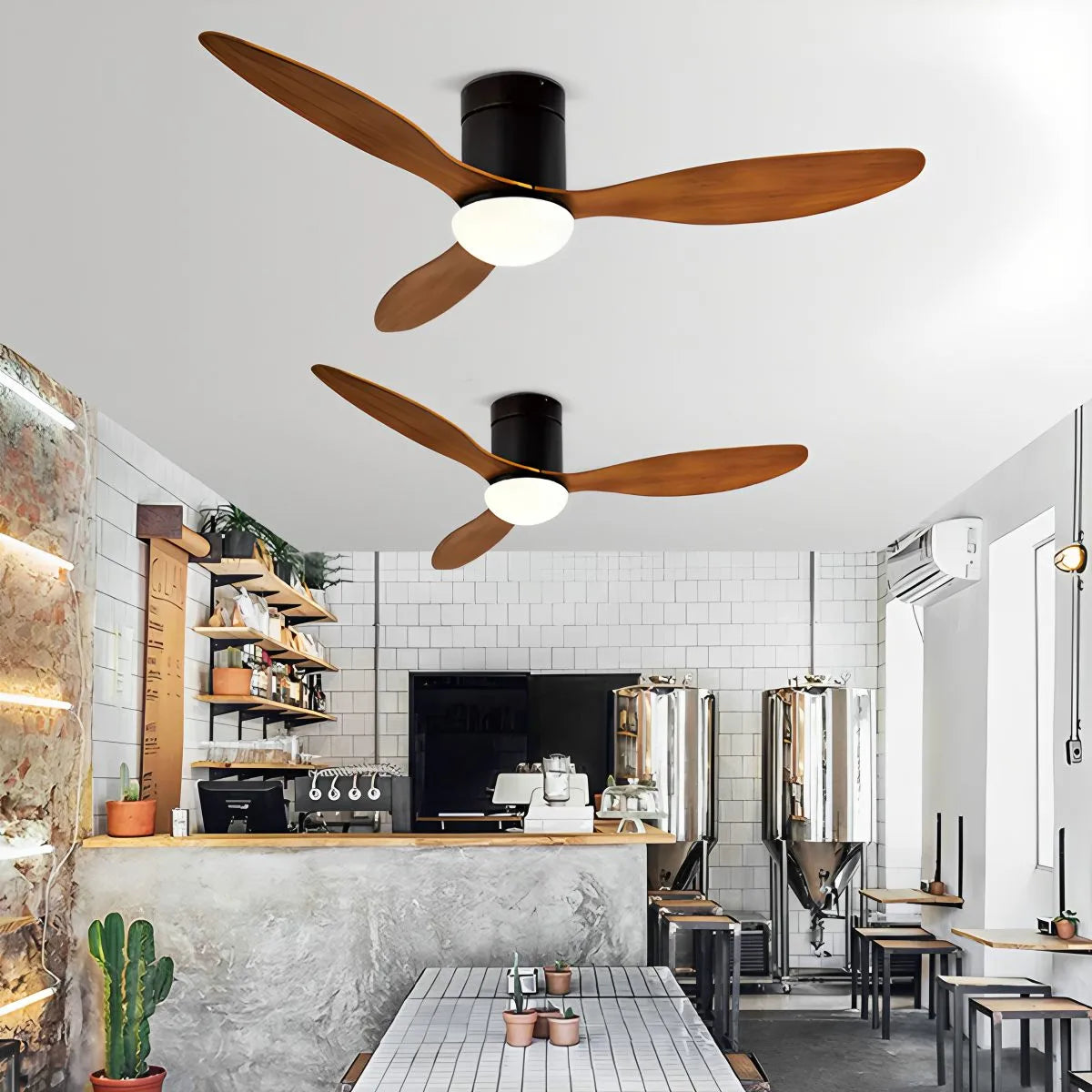 Moderner Deckenventilator mit 3 Flügeln und Beleuchtung