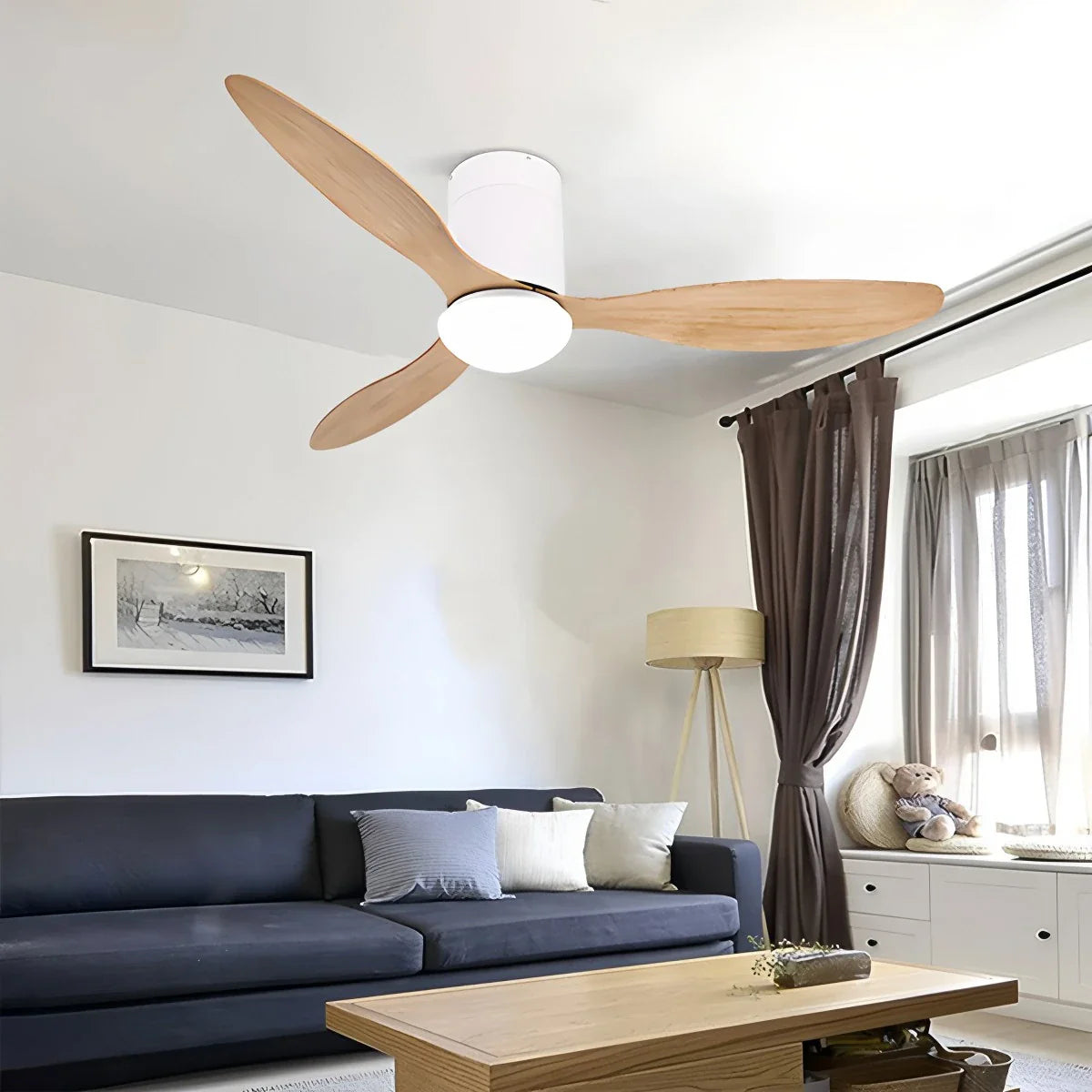 Moderner Deckenventilator mit 3 Flügeln und Beleuchtung