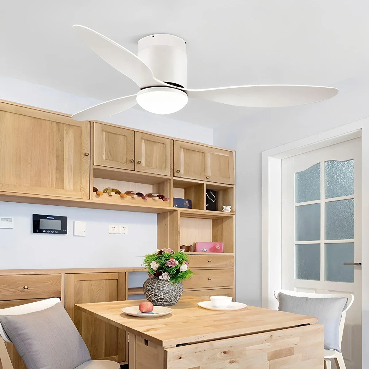 Moderner Deckenventilator mit 3 Flügeln und Beleuchtung