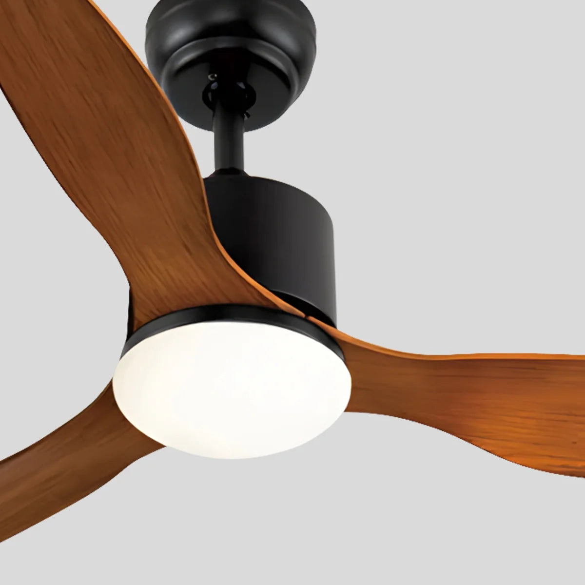 Moderner Deckenventilator mit 3 Flügeln und Beleuchtung