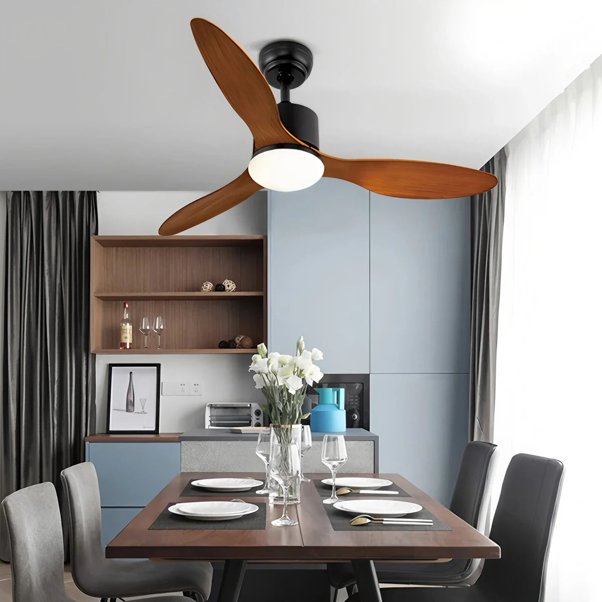 Moderner Deckenventilator mit 3 Flügeln und Beleuchtung