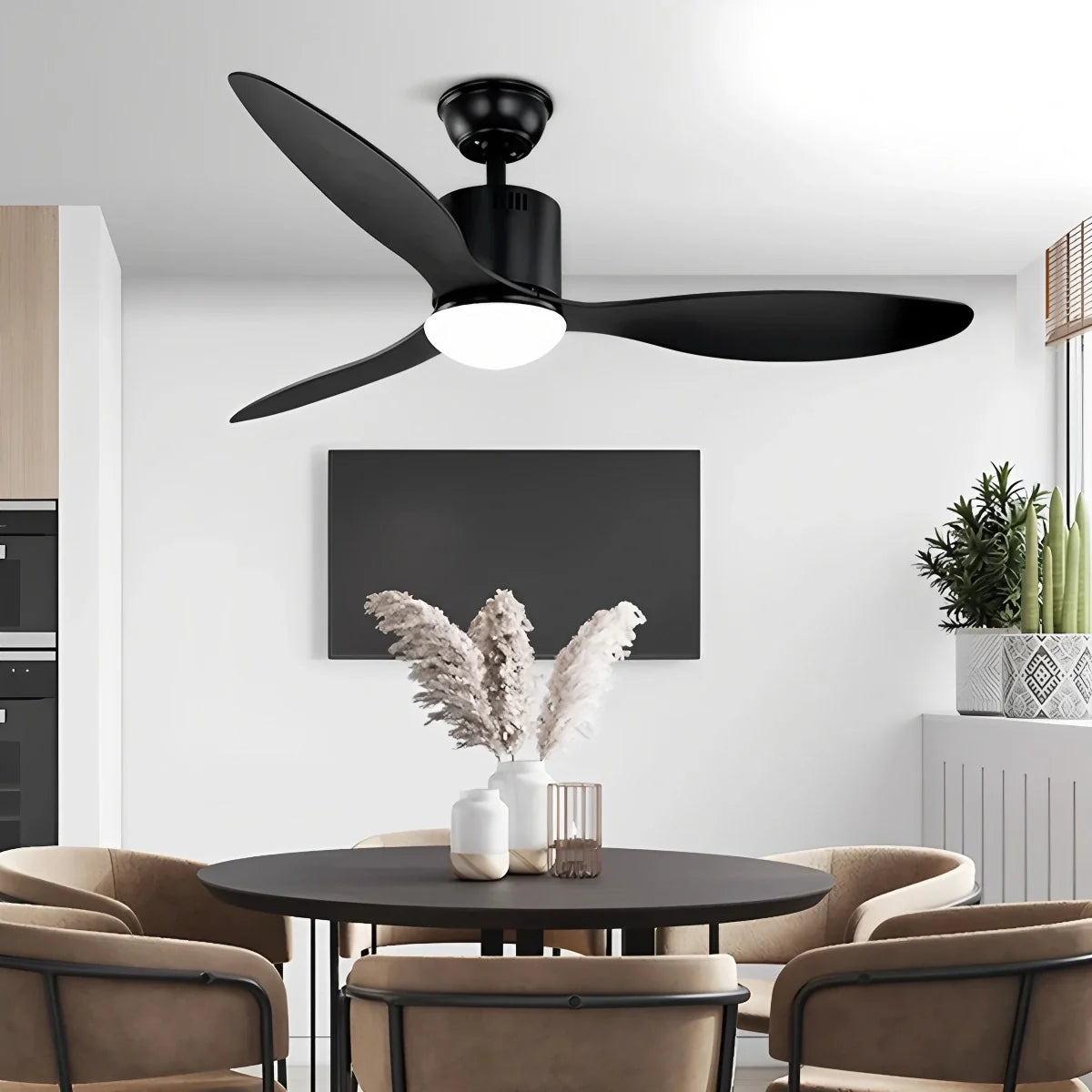 Moderner Deckenventilator mit 3 Flügeln und Beleuchtung