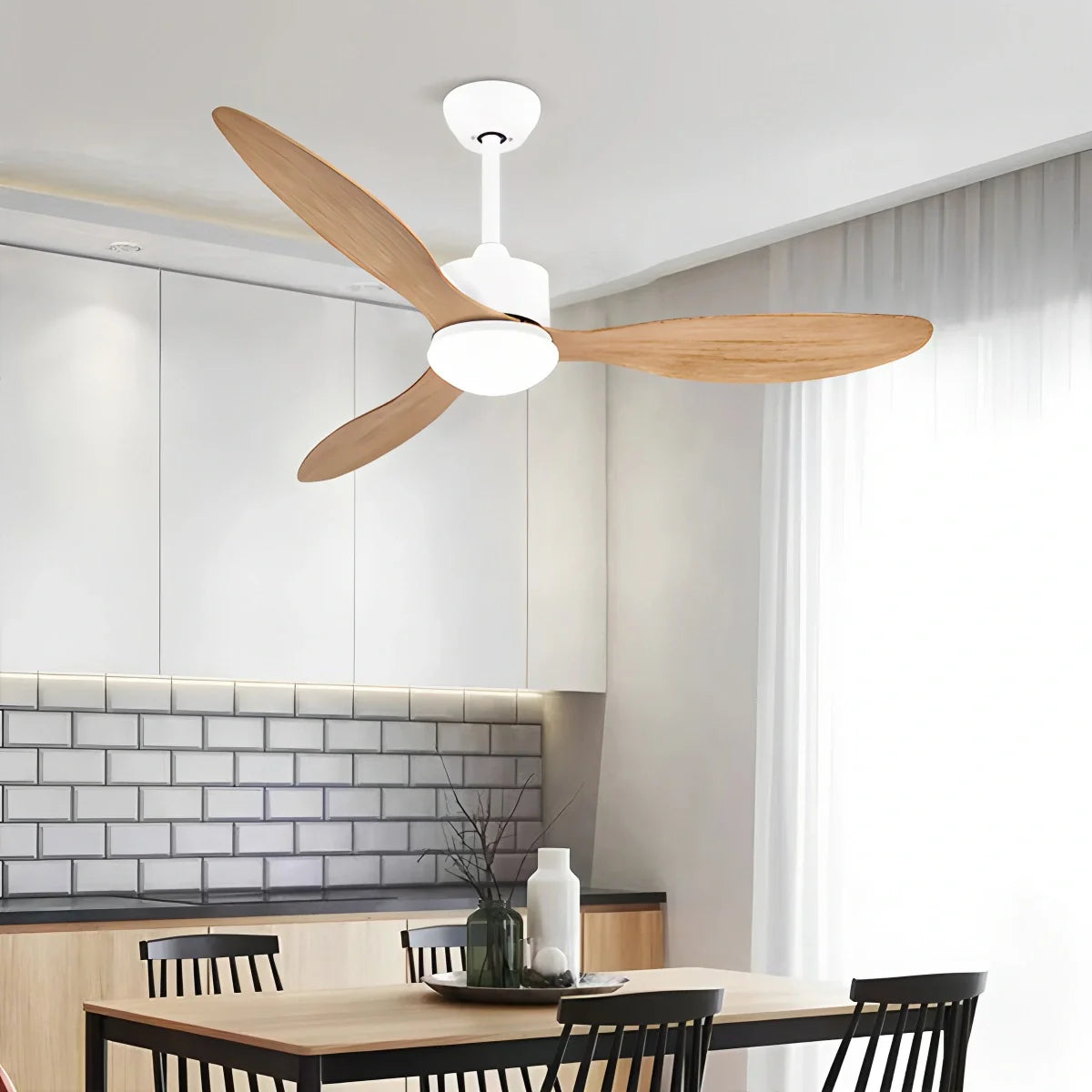 Moderner Deckenventilator mit 3 Flügeln und Beleuchtung
