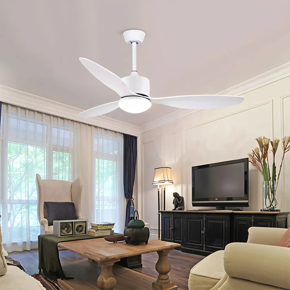Moderner Deckenventilator mit 3 Flügeln und Beleuchtung