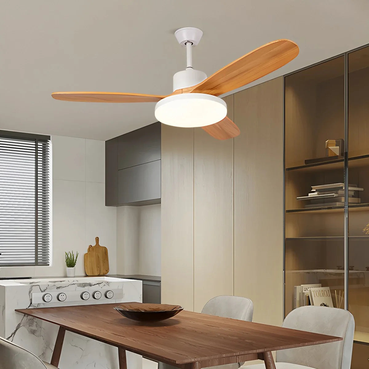 3-flügeliger Deckenventilator mit Beleuchtung aus Holz