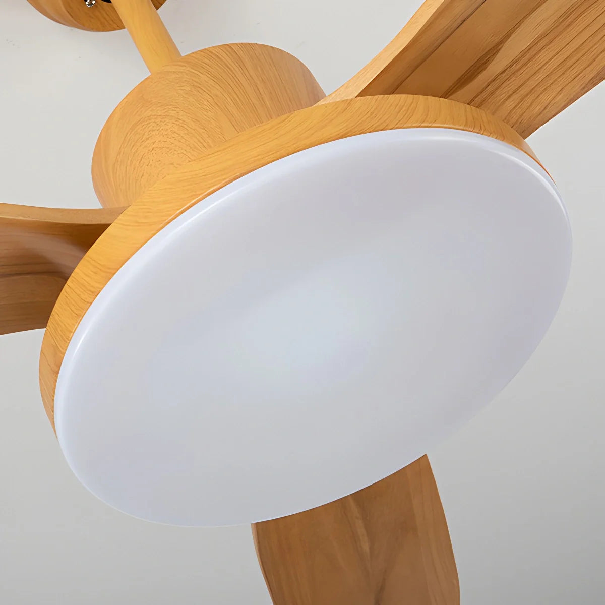 3-flügeliger Deckenventilator mit Beleuchtung aus Holz