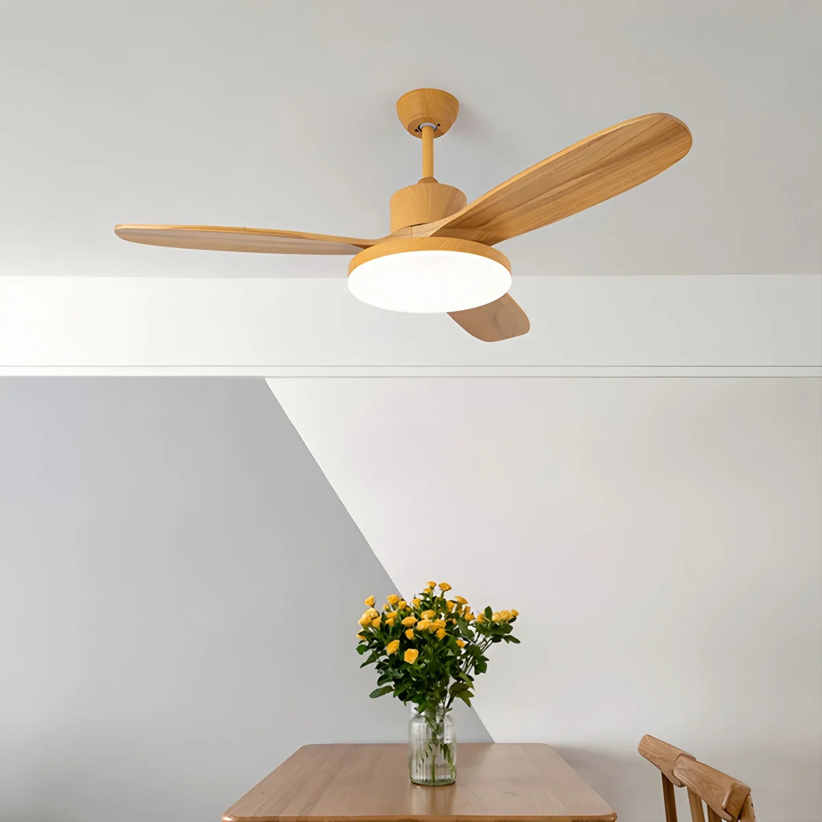 3-flügeliger Deckenventilator mit Beleuchtung aus Holz