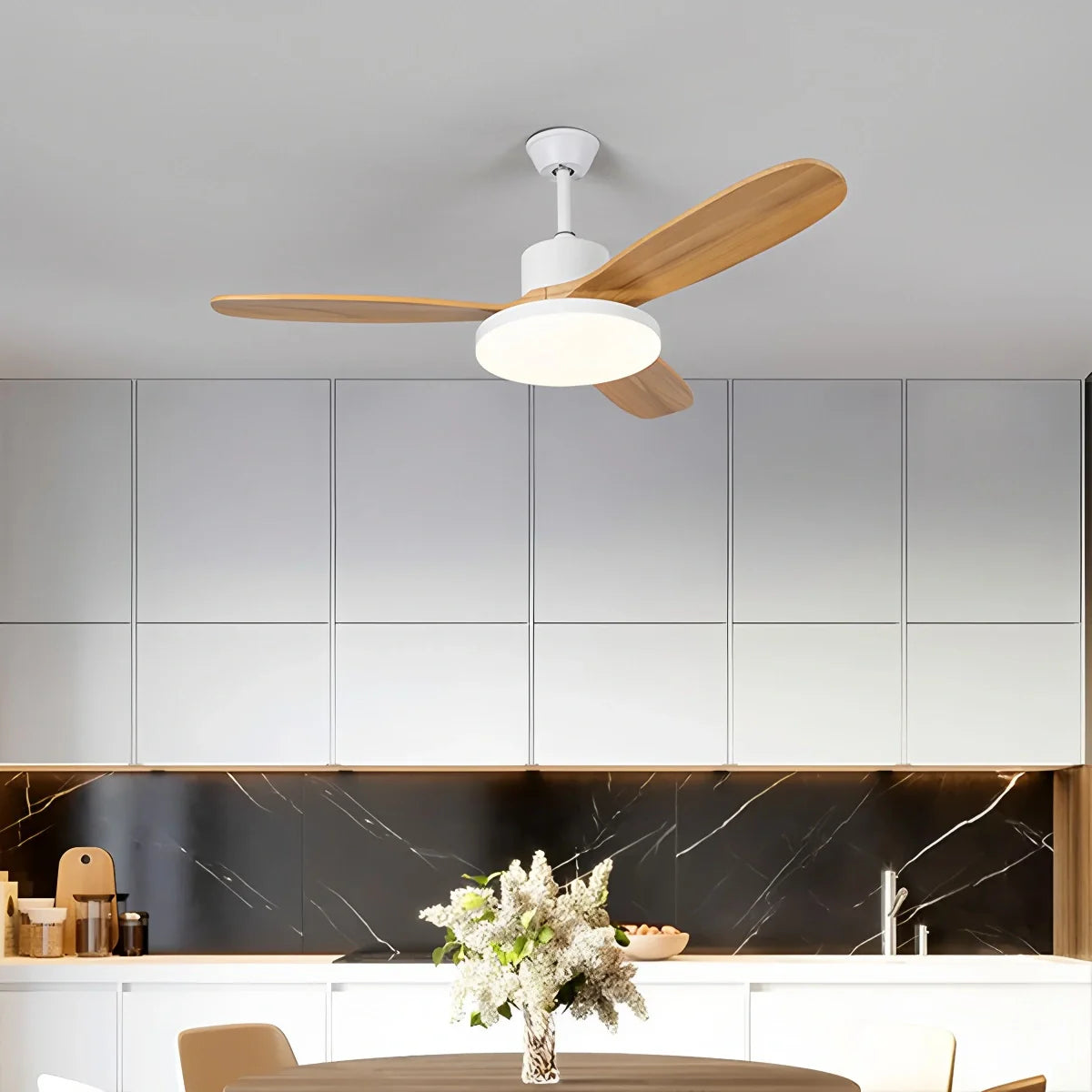 3-flügeliger Deckenventilator mit Beleuchtung aus Holz