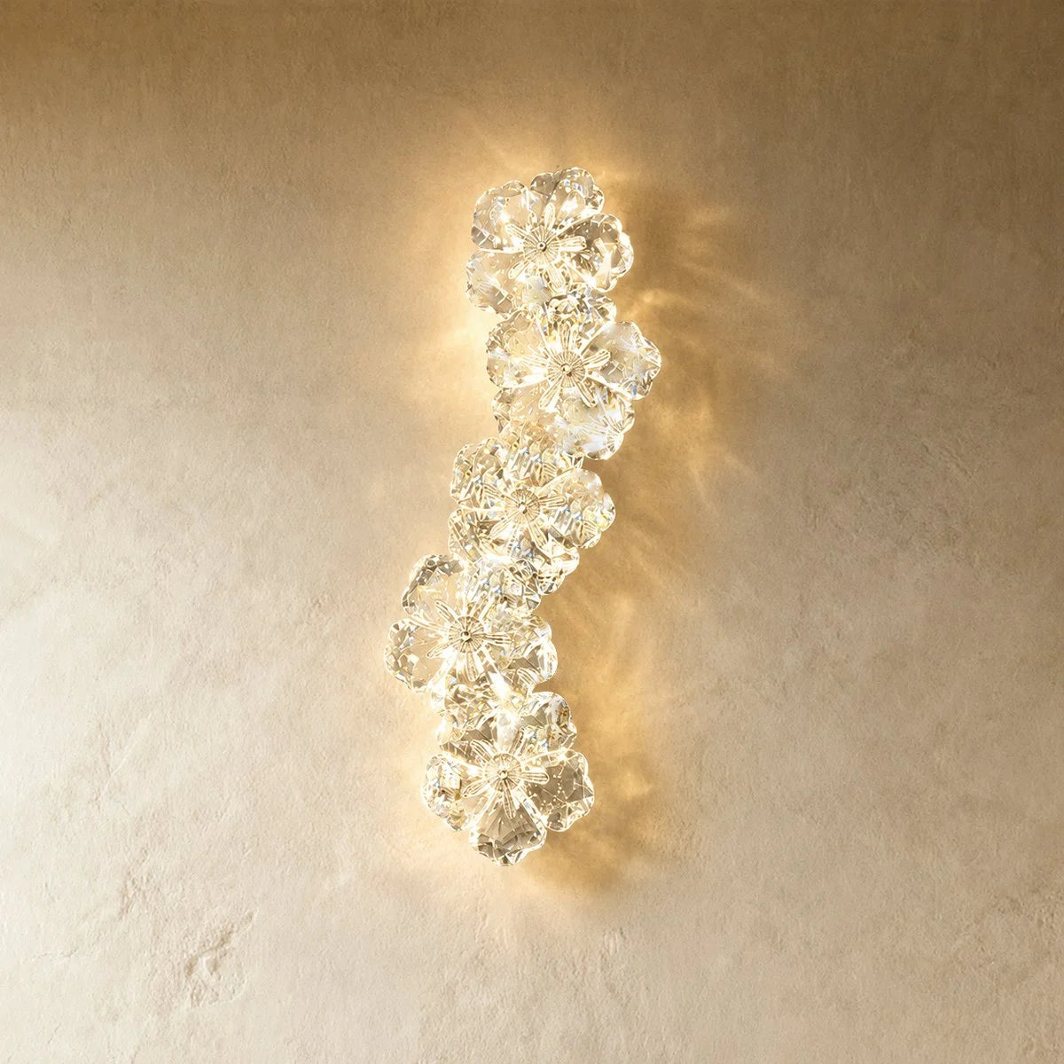 Wandleuchte in Kristallblumenform