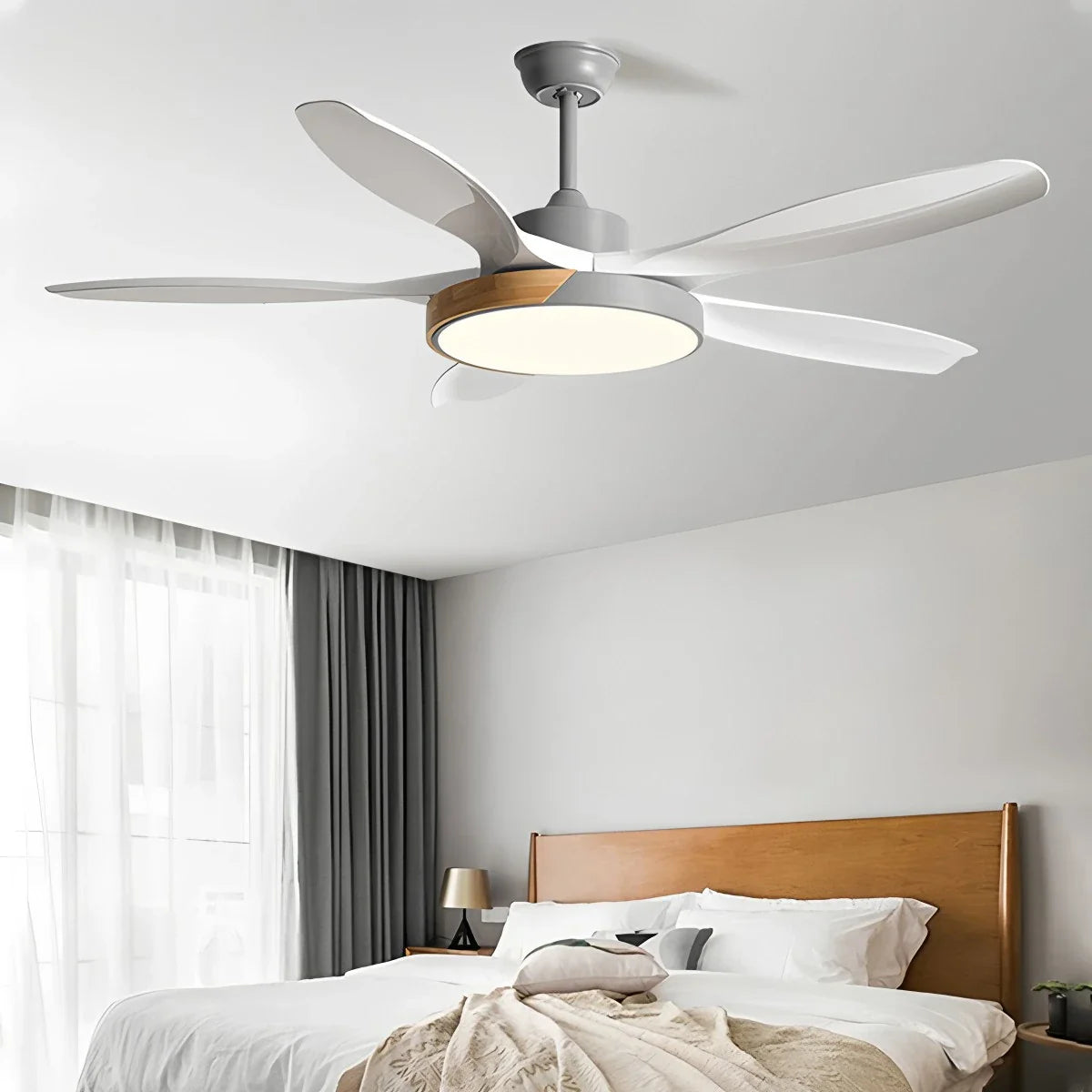 Deckenventilator mit Beleuchtung im skandinavischen Wohnzimmer-Stil