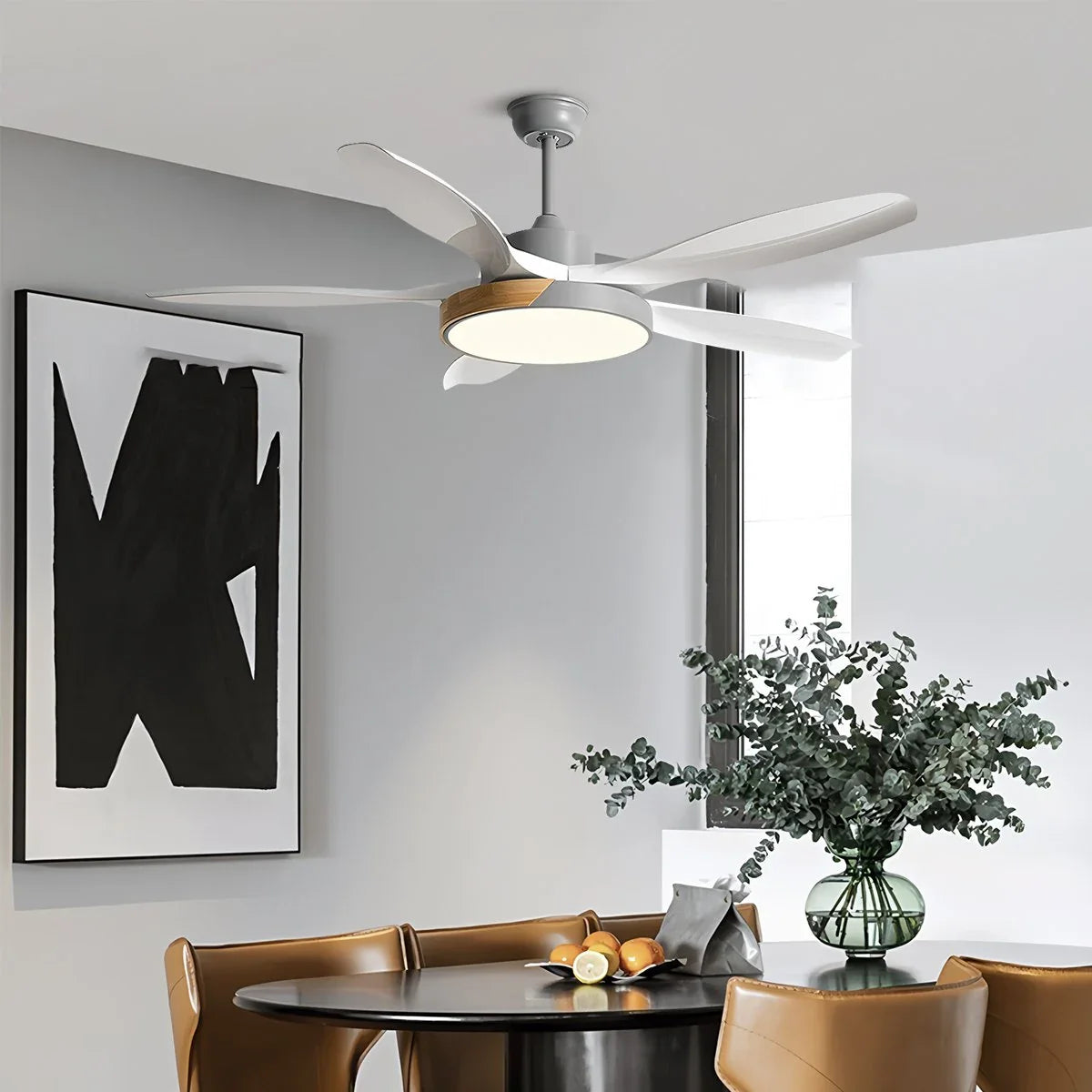 Deckenventilator mit Beleuchtung im skandinavischen Wohnzimmer-Stil