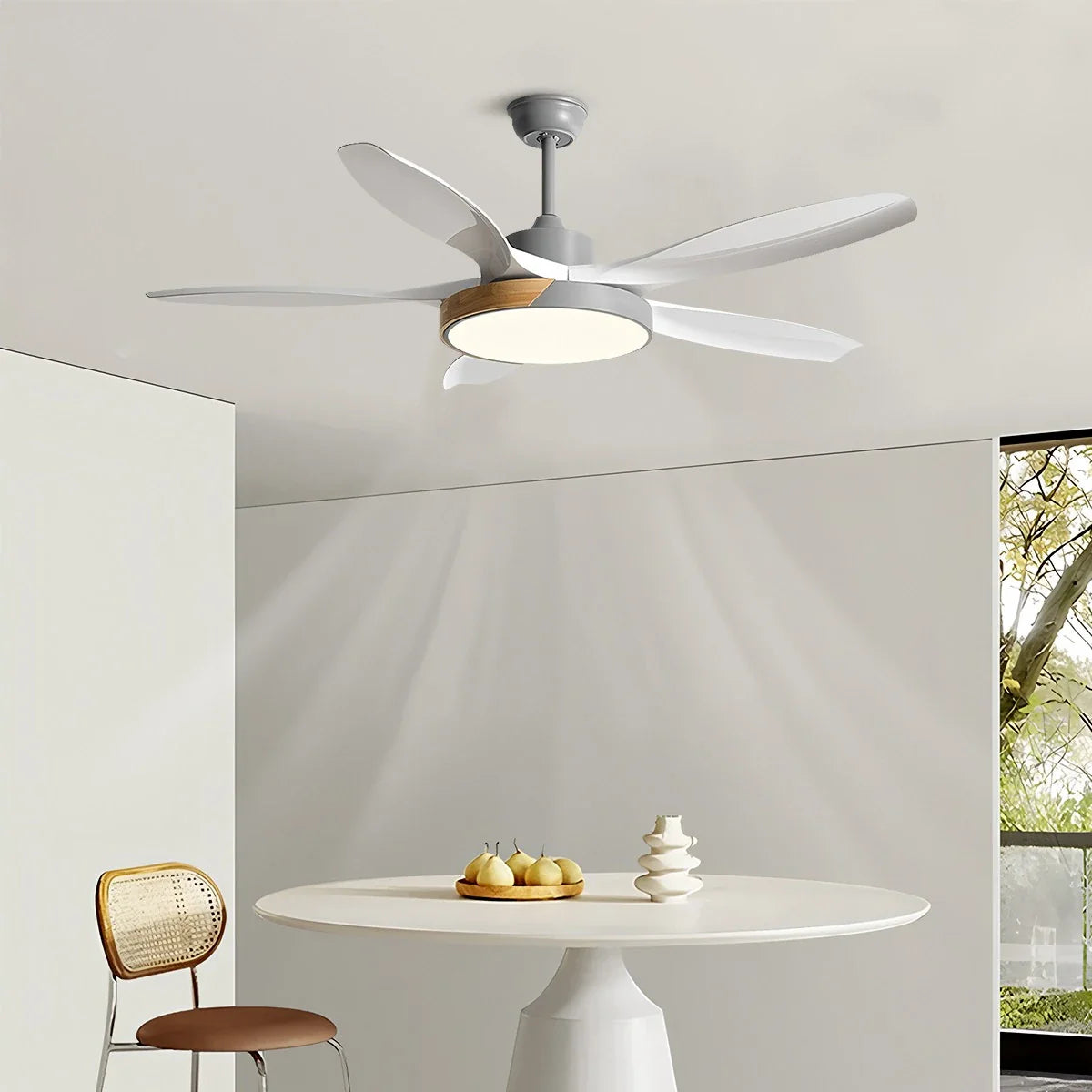 Deckenventilator mit Beleuchtung im skandinavischen Wohnzimmer-Stil