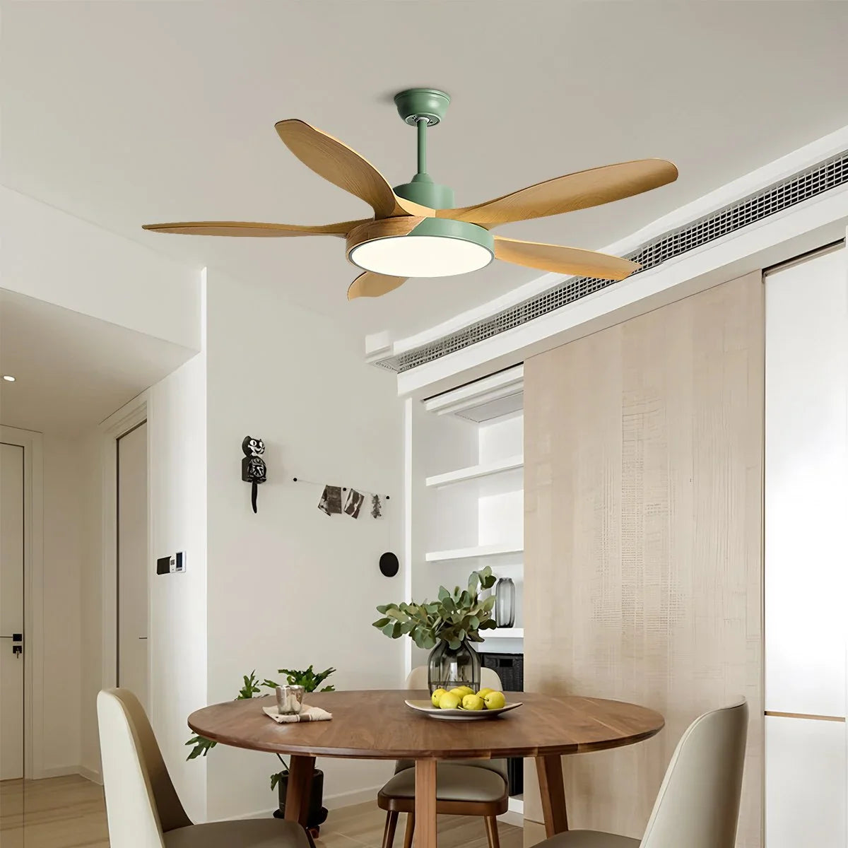 Deckenventilator mit Beleuchtung im skandinavischen Wohnzimmer-Stil