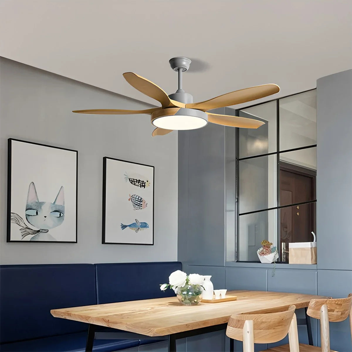 Deckenventilator mit Beleuchtung im skandinavischen Wohnzimmer-Stil
