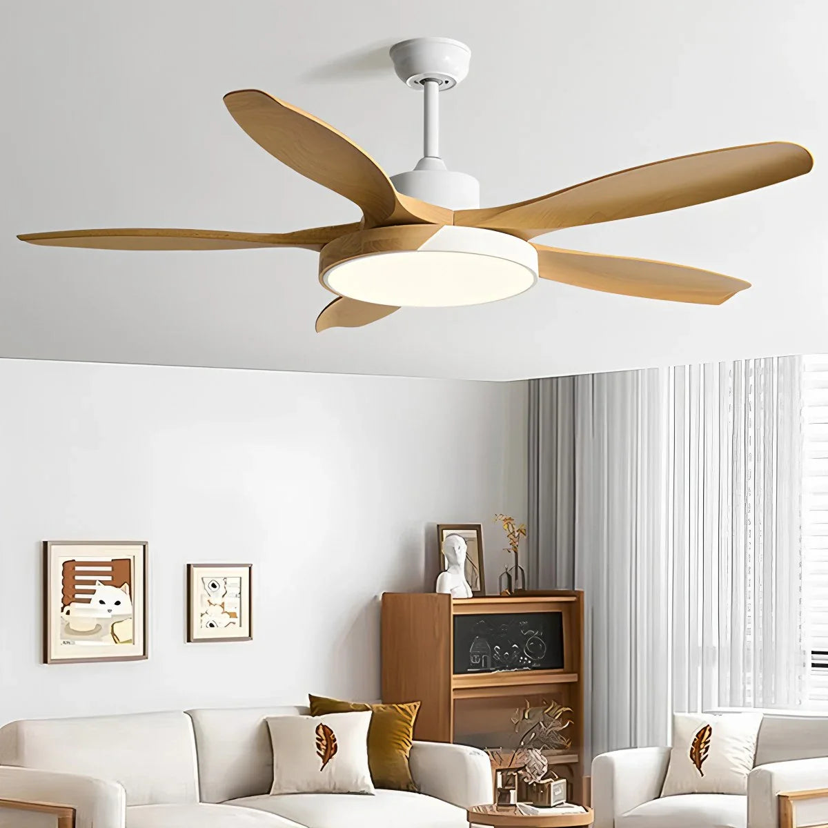 Deckenventilator mit Beleuchtung im skandinavischen Wohnzimmer-Stil