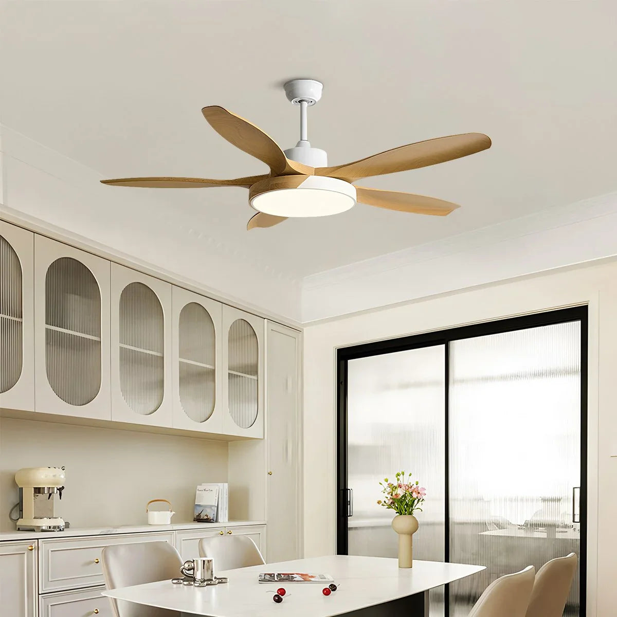 Deckenventilator mit Beleuchtung im skandinavischen Wohnzimmer-Stil
