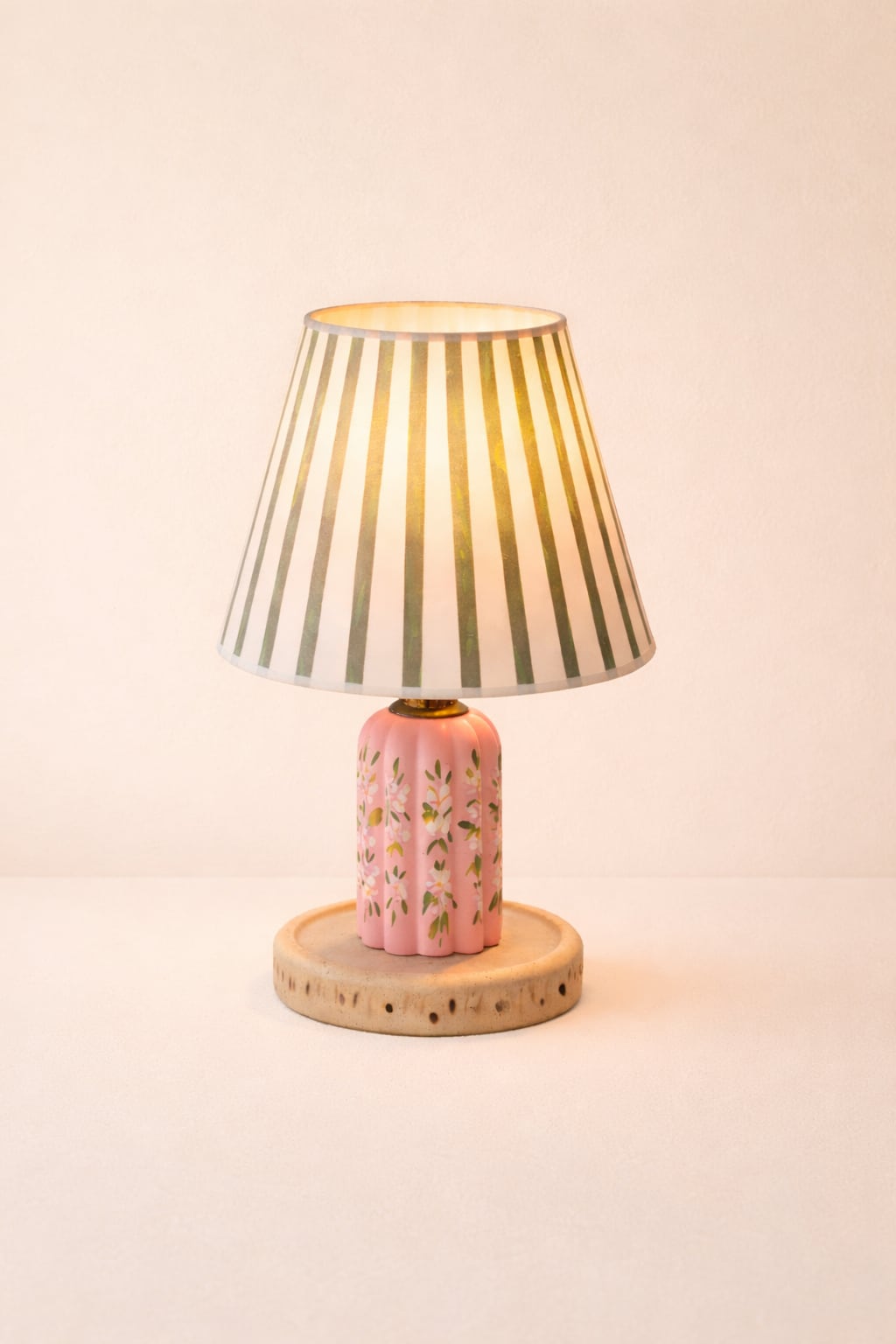 Kapibara Ditsy Blumen-Tischlampe