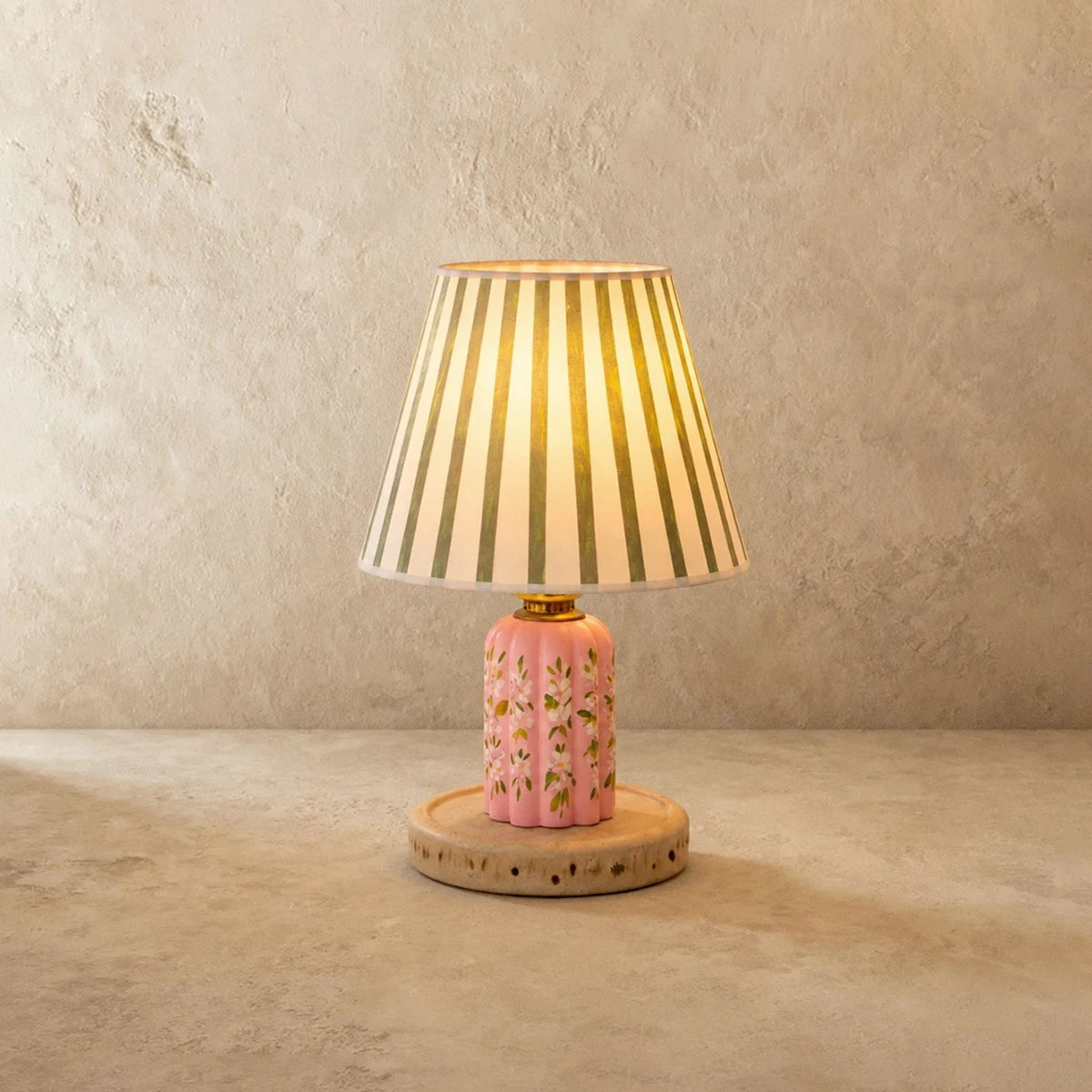 Kapibara Ditsy Blumen-Tischlampe