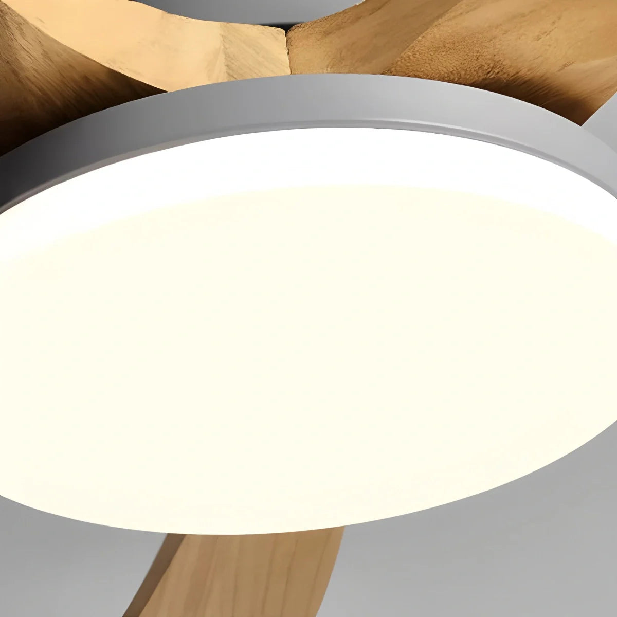 Deckenventilatorleuchte aus Holz für starke Winde