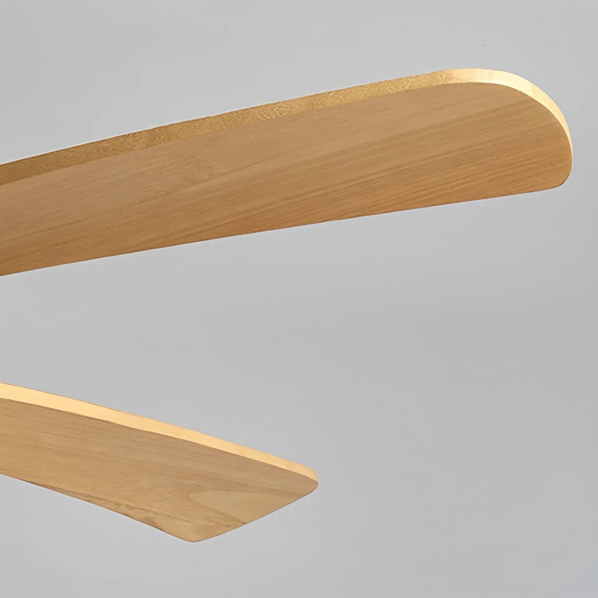 Deckenventilatorleuchte aus Holz für starke Winde