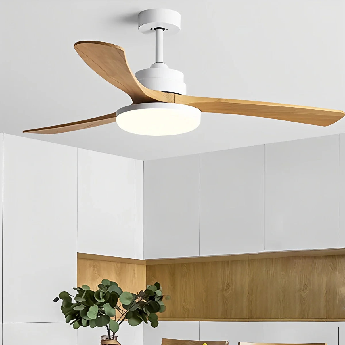 Deckenventilatorleuchte aus Holz für starke Winde