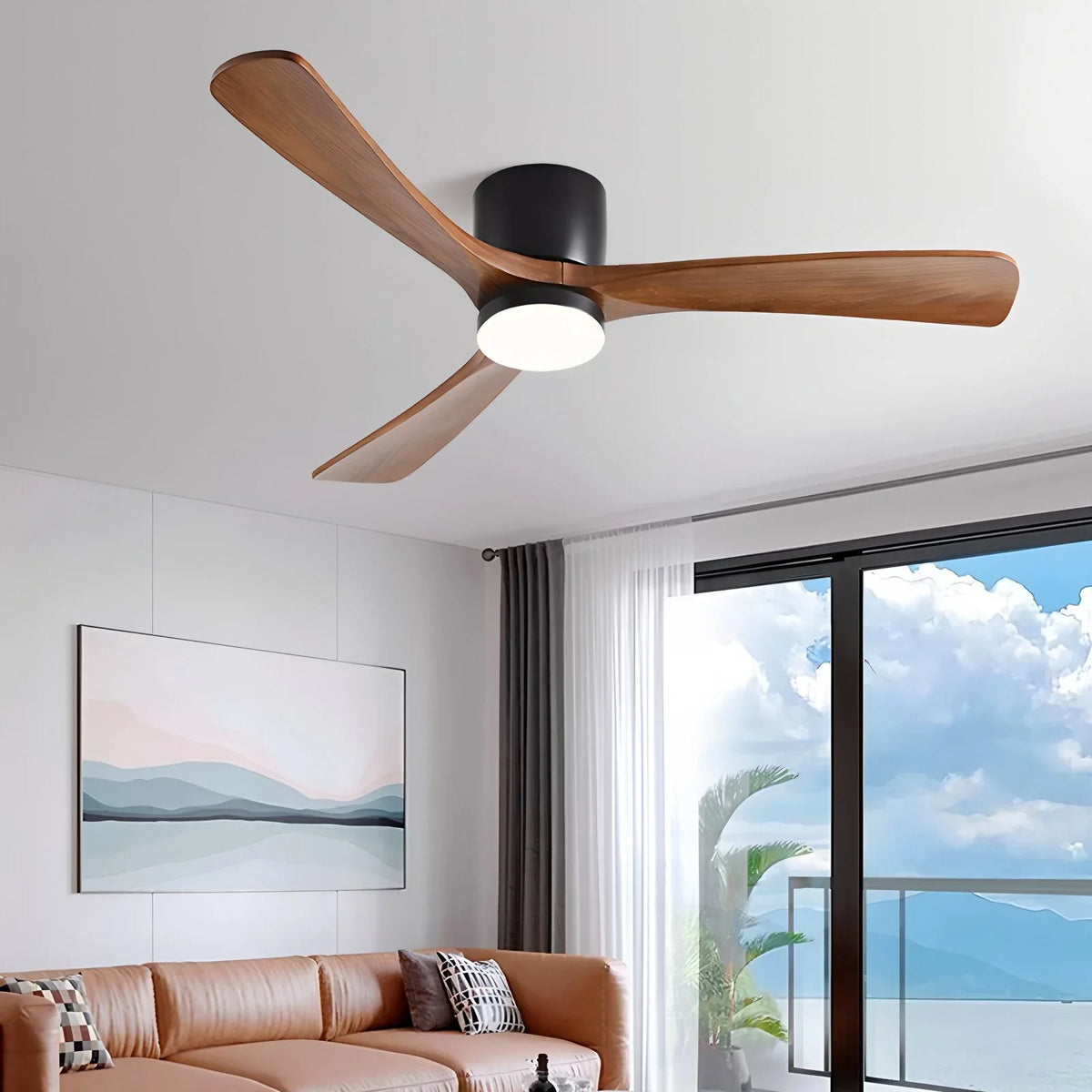 Großer, flacher Deckenventilator mit Beleuchtung