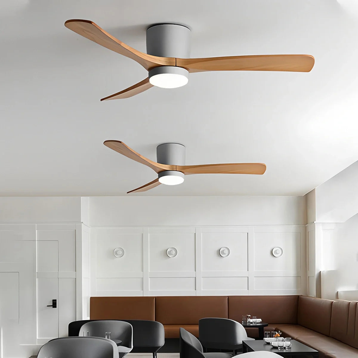 Großer, flacher Deckenventilator mit Beleuchtung