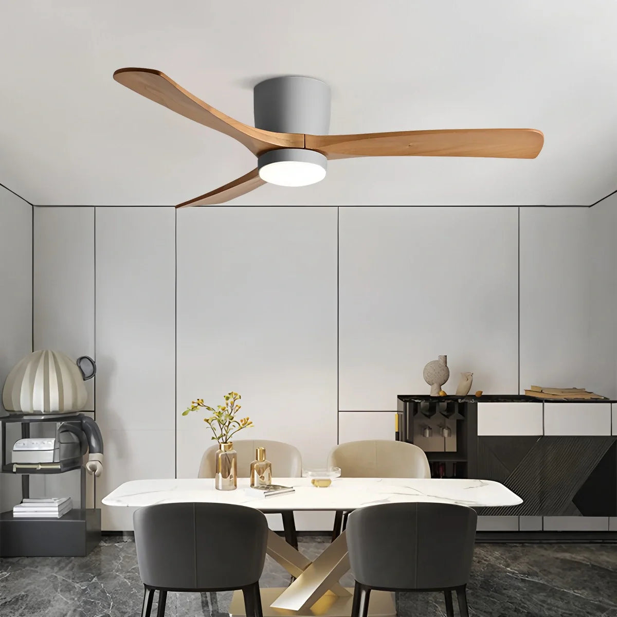 Großer, flacher Deckenventilator mit Beleuchtung