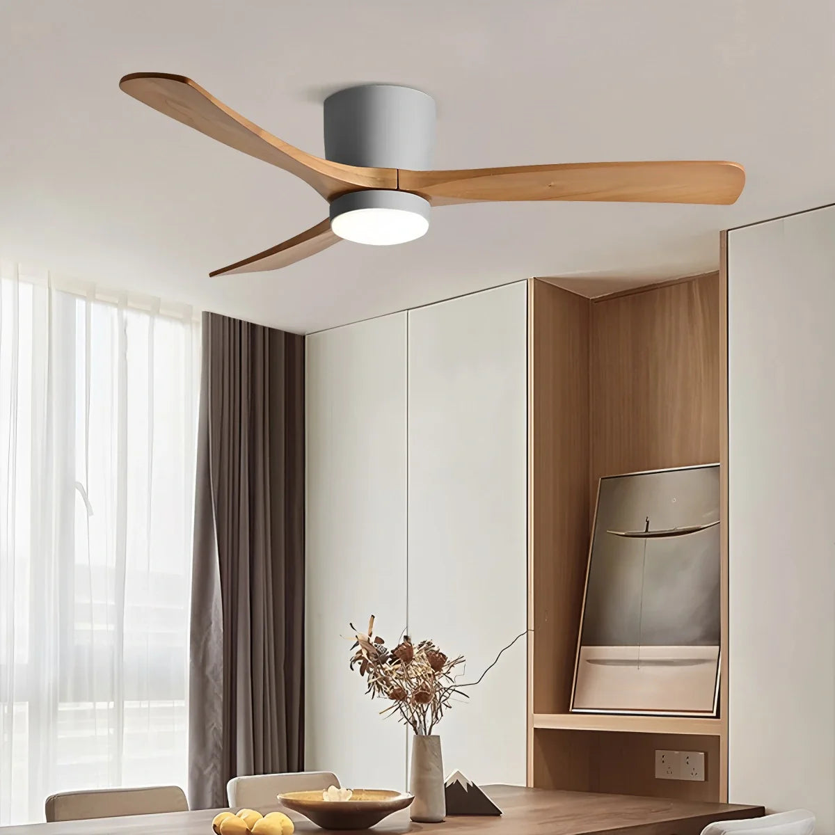 Großer, flacher Deckenventilator mit Beleuchtung