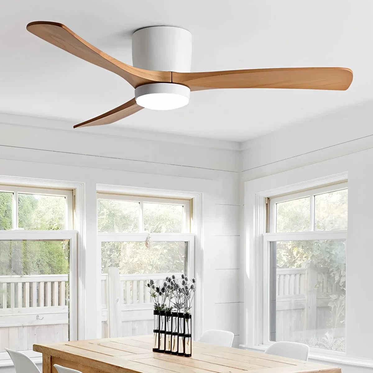 Großer, flacher Deckenventilator mit Beleuchtung