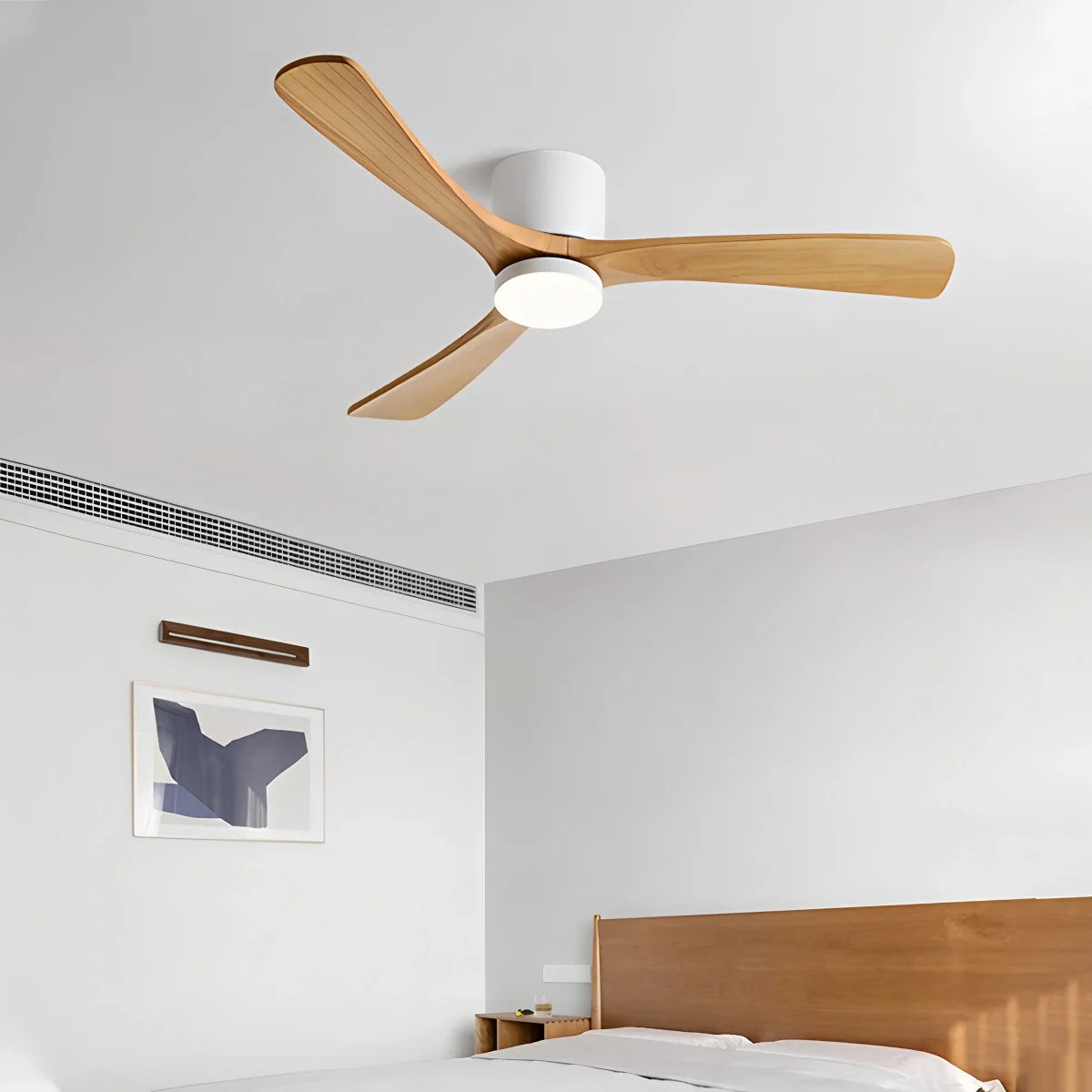 Großer, flacher Deckenventilator mit Beleuchtung