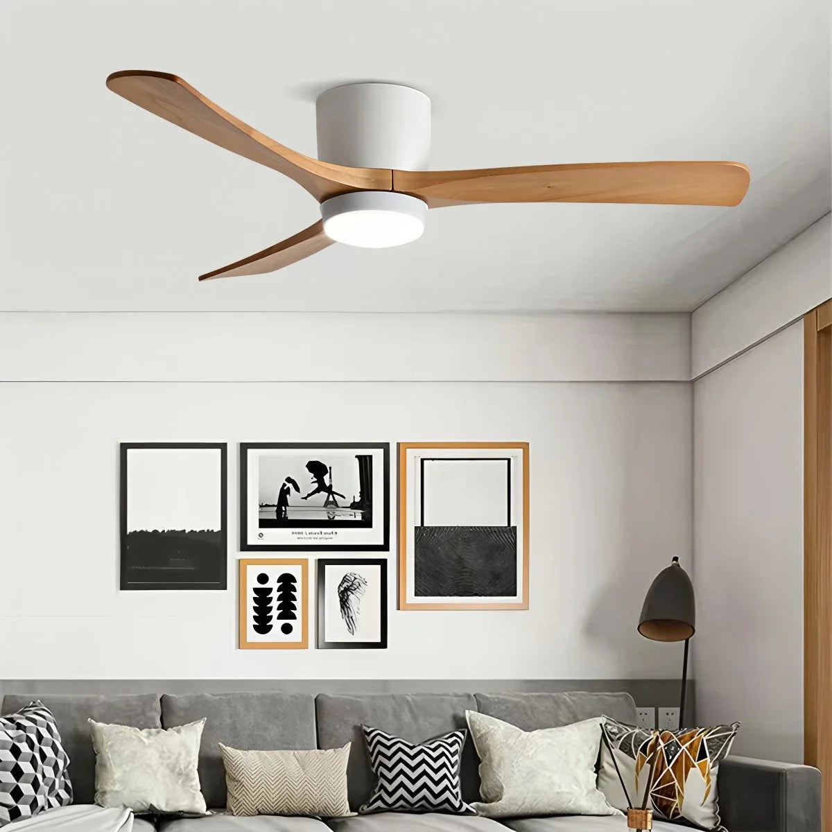 Großer, flacher Deckenventilator mit Beleuchtung