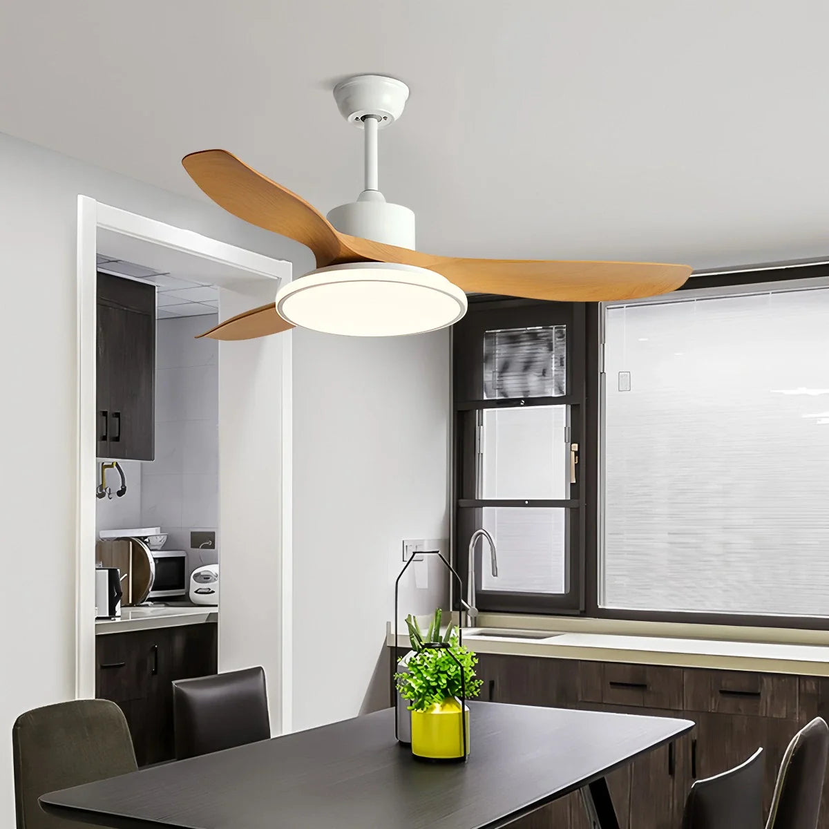 Moderner Deckenventilator mit 3 Flügeln und Beleuchtung
