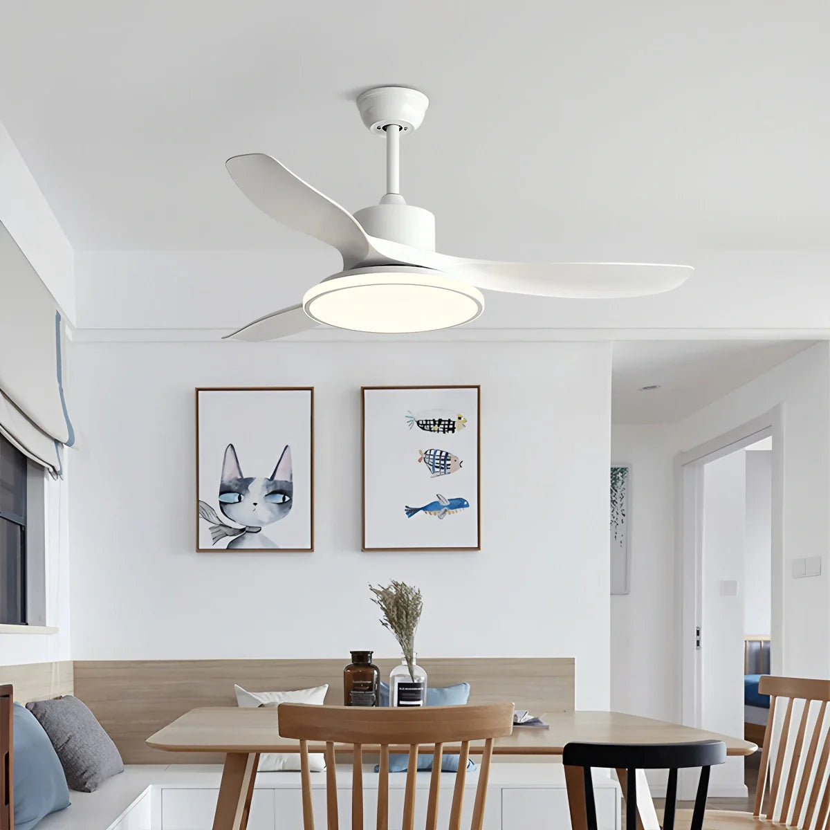 Moderner Deckenventilator mit 3 Flügeln und Beleuchtung