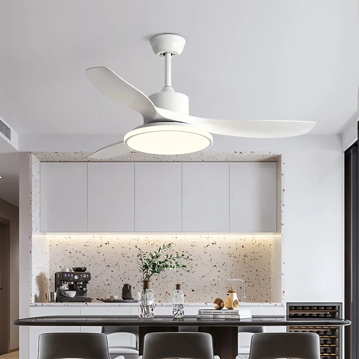 Moderner Deckenventilator mit 3 Flügeln und Beleuchtung