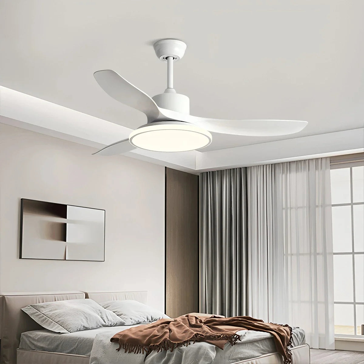 Moderner Deckenventilator mit 3 Flügeln und Beleuchtung