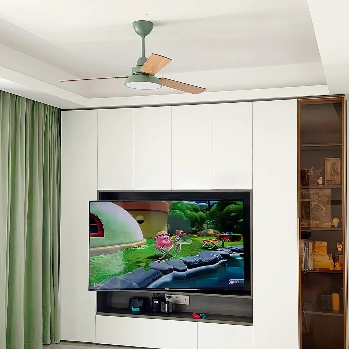 Moderne minimalistische Deckenleuchte mit dreiflügeligem Ventilator