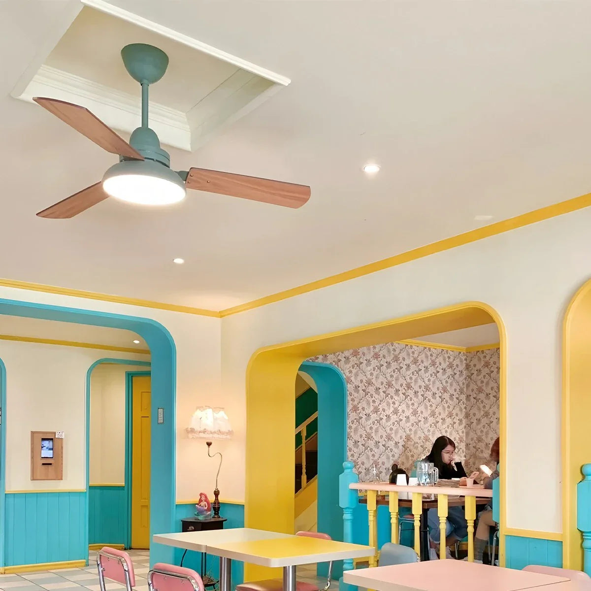 Moderne minimalistische Deckenleuchte mit dreiflügeligem Ventilator