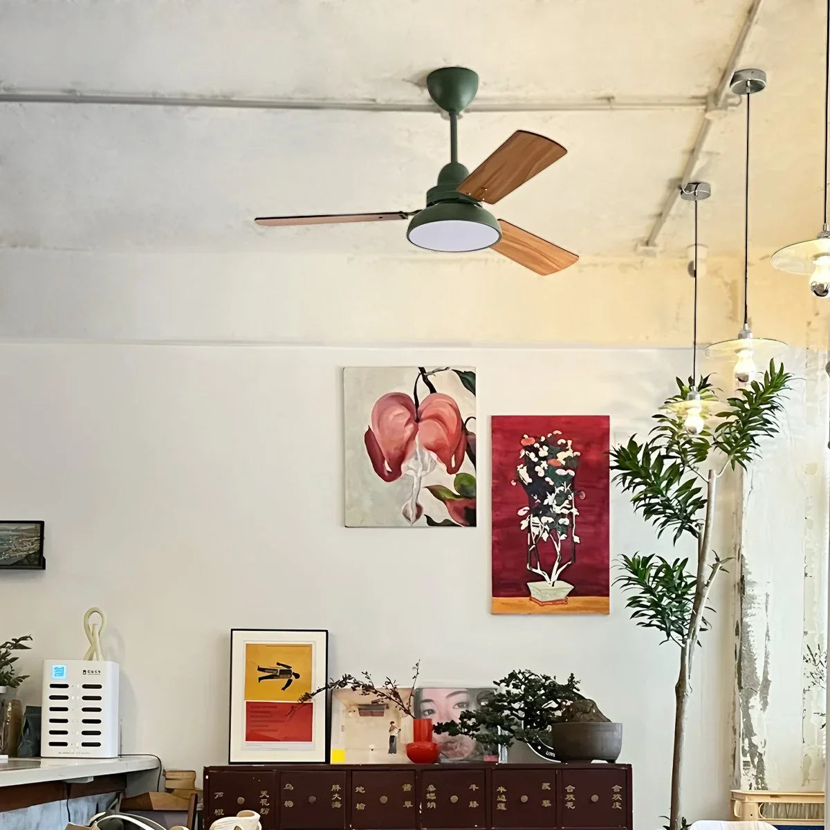 Moderne minimalistische Deckenleuchte mit dreiflügeligem Ventilator