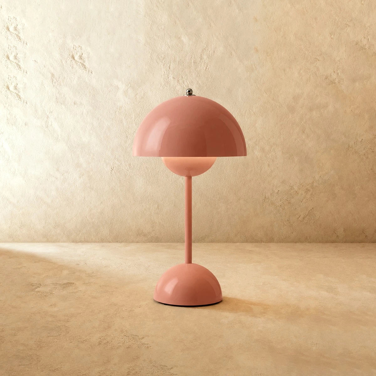 Moderne kabellose Tischlampe in Kuppelform